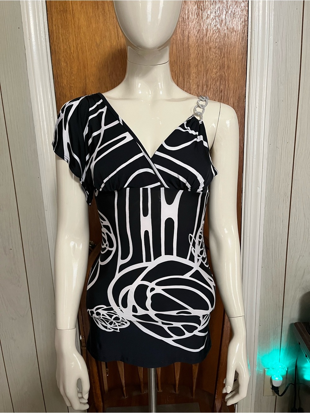 Black & White One-Shoulder Silver Chain Accent Graphic Women’s Top